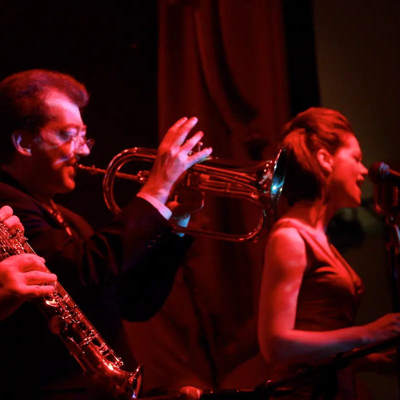 Dean Hilson, Vinnie Bourke and Hetty Kate of The Twenty 20s, live — photo by Dishan Marikar
