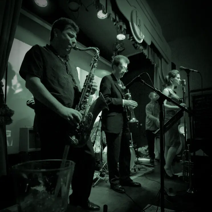 Hetty Kate, Dean Hilson and Vinnie Bourke of The Twenty 20s, live — photo by Dishan Marikar